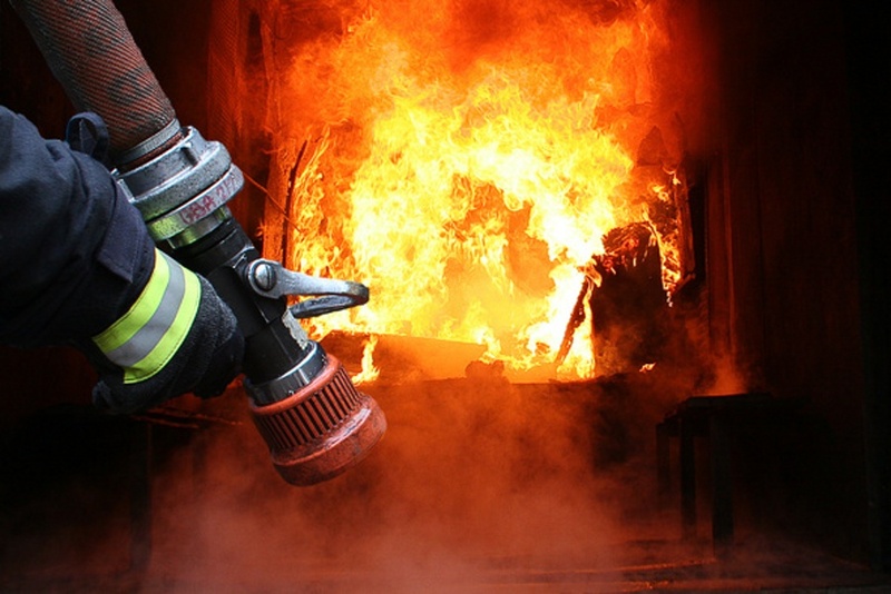 In Khmelnytsky, emergency workers rescued four adults and a baby in a fire in an apartment