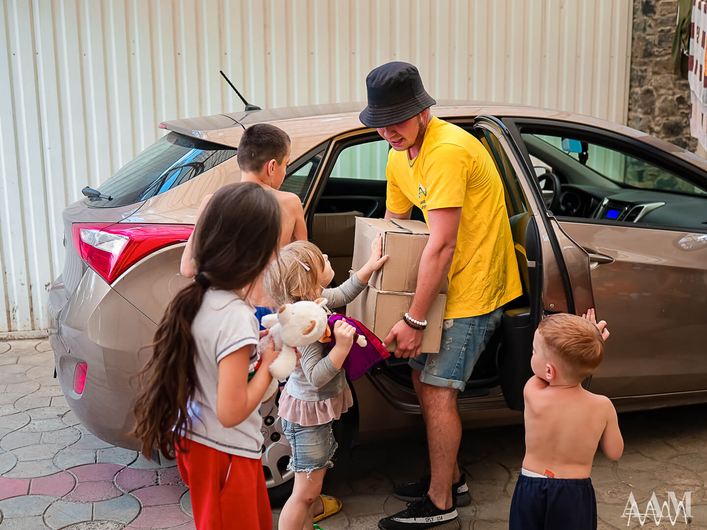Members of Ukrainian Association of Ambulatory Physicians donated food to the Dnipro Mother and Child House