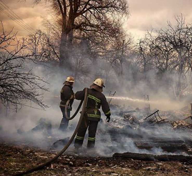 “The bodies of the dead cannot be removed from the streets for hours.” Photo of fires after the shelling of Luhansk region